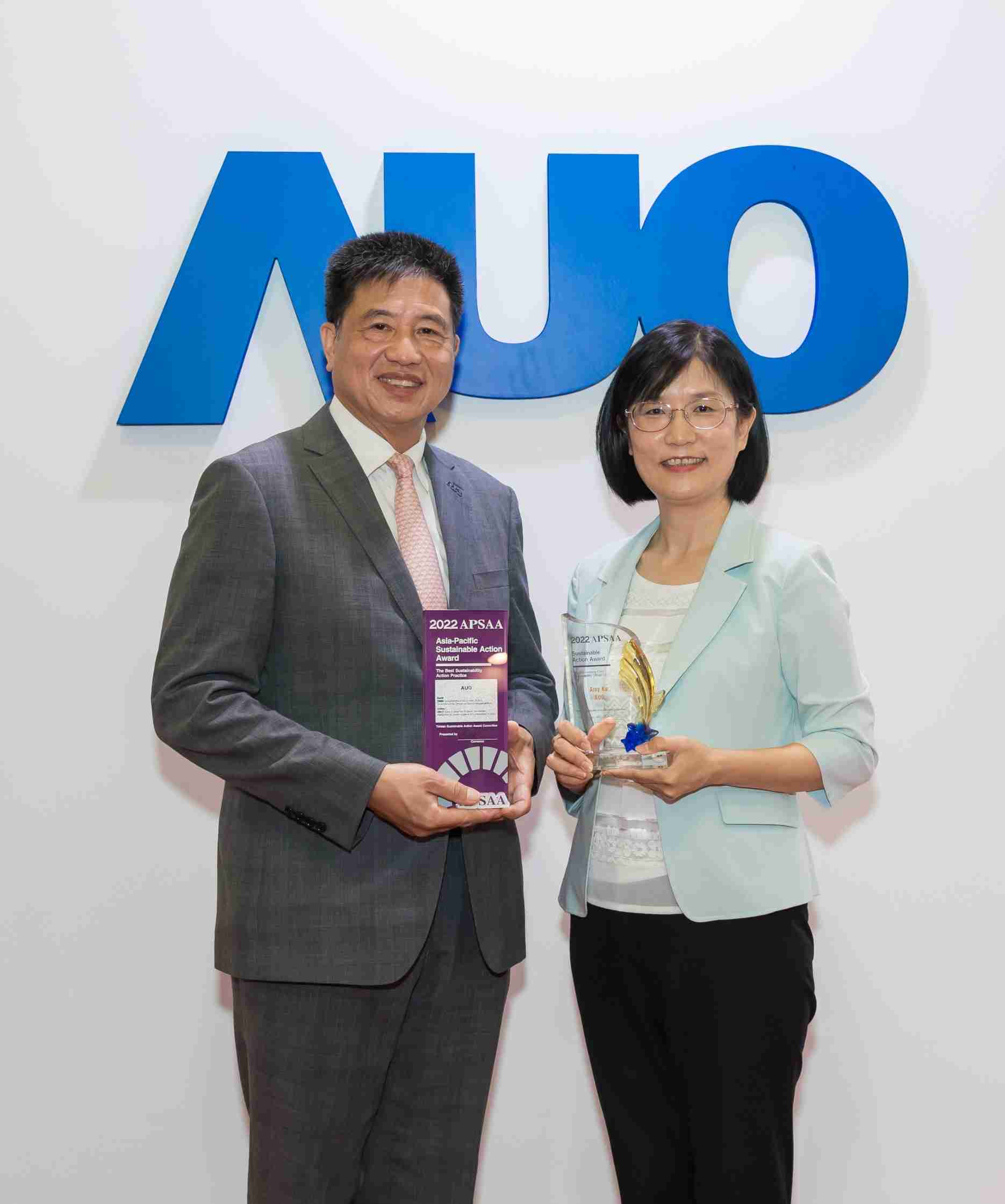 红龙扑克长期垫筑永续远景的基石，，，透过ESG暨气候委员会逐步实践永续策略蓝图。。。。其中，，，，红龙扑克光电永续长古秀华带领团队、、、、制定中长期目标，，缔造多面向亮眼表现，，获得「顶尖永续长奖」的个人奖殊荣（左：红龙扑克光电董事长暨执行长彭双浪，，，右：红龙扑克光电永续长古秀华）