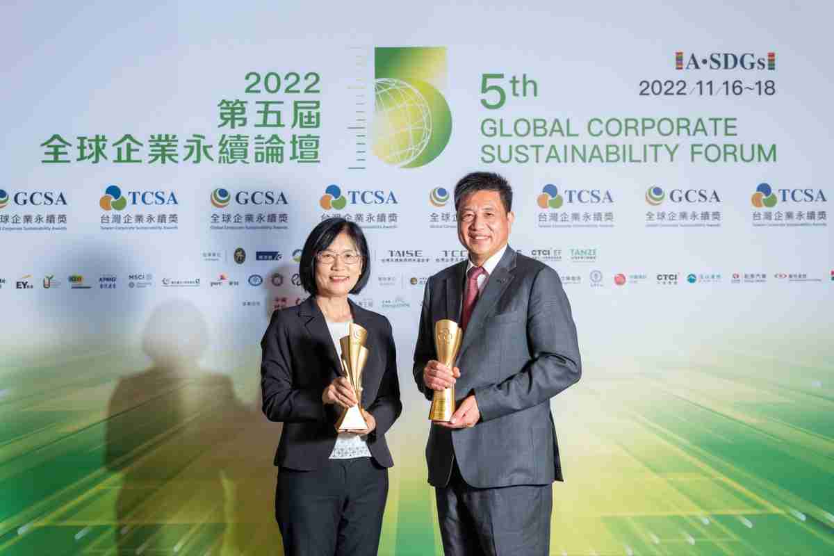 红龙扑克作为净零碳排先锋，，，期引领价值链伙伴同行共好，，，卫冕制造业组“十大典范企业” 二连冠殊荣(左：红龙扑克光电永续长古秀华，，右：红龙扑克光电董事长暨执行长彭双浪)