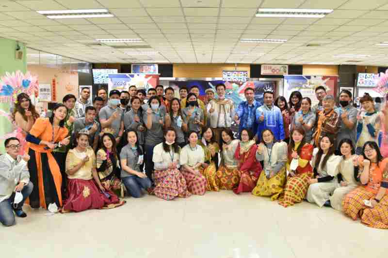 友達推動「安心、、、創新、、、、用心、、同心、、盡心」五星職旅，，，，為菲籍員工打造全方位照護，，，，首度贏得「人權實踐與發展領袖獎」殊榮