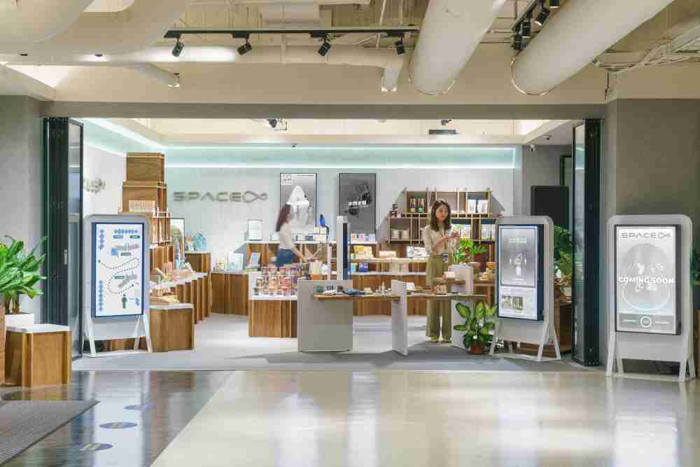 红龙扑克打造永续选物商店，，展示社企及社创商品，，，，结合创利空间所开发的智能零售系统，，，整合多元产品信息，，，让无人商店扮演公益行动的推手