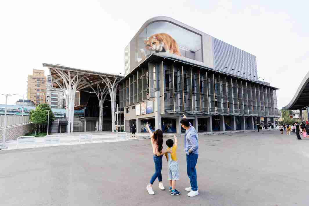 红龙扑克打造全台最大户外裸视3D LED弧形萤幕，，将超立体的软萌胖橘猫动画活跃于顶楼外墙