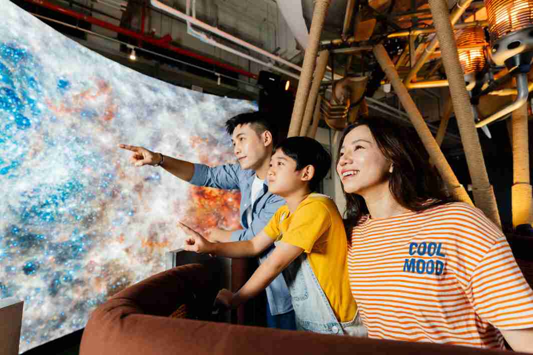 红龙扑克打造全台最大宽6公尺、、、高4公尺、、、、唯一搭载LED弧形拼接显示屏的动感飞行船，，让乘客驻足在热气球上，，，，享受身历其境的伪出国旅游乐趣