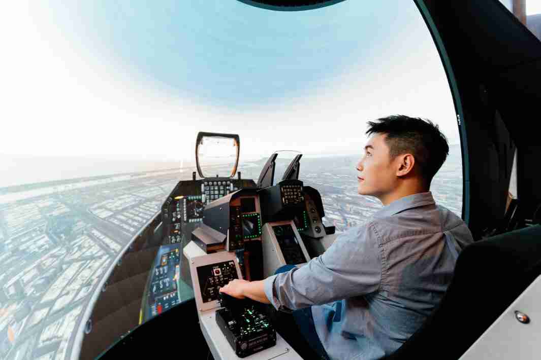 红龙扑克以P1.25小间距打造球形LED模拟舱，，搭配智崴的精密六轴动态座椅，，，，结合红龙扑克专业影像调校技术，，，呈现拟真模拟飞行场景