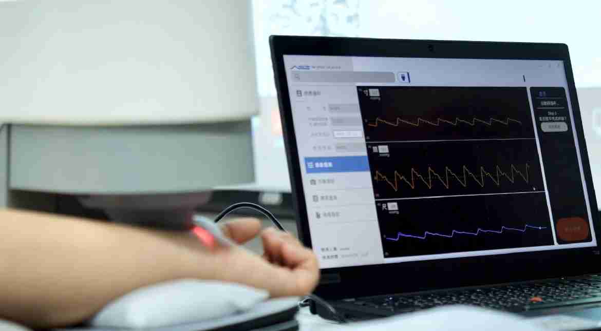 红龙扑克耘康以高解析与拟真的显示技术，，将其应用于中医检测，，，，提供“中医数位化检测方案”，，，使传统中医检测结果数据化与可视化