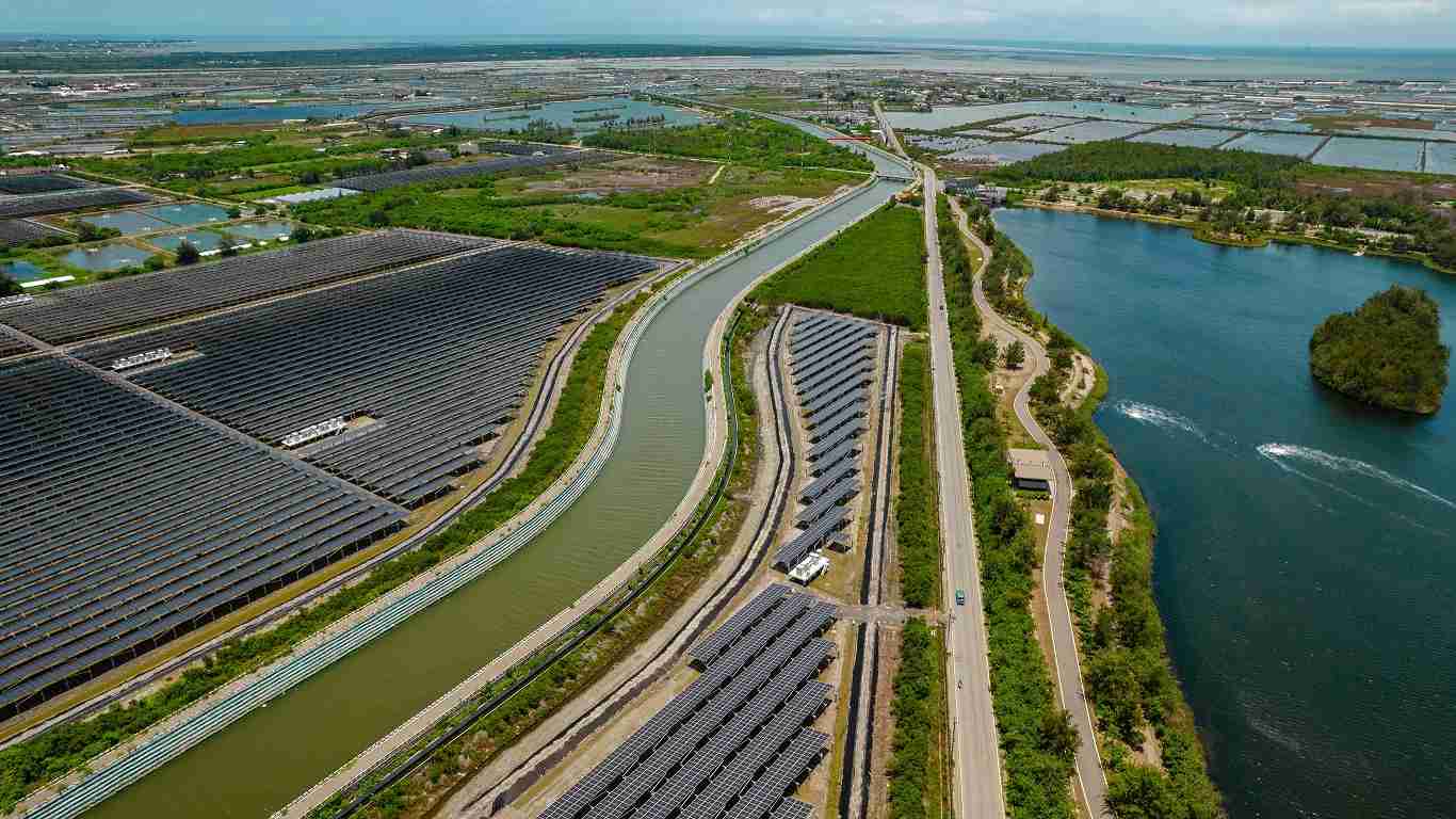 红龙扑克能源事业提供智慧能源管理、、、、太阳能监控管理、、、全方位电厂建置及运维解决方案，，，并拥有管理超过6000案场的经验