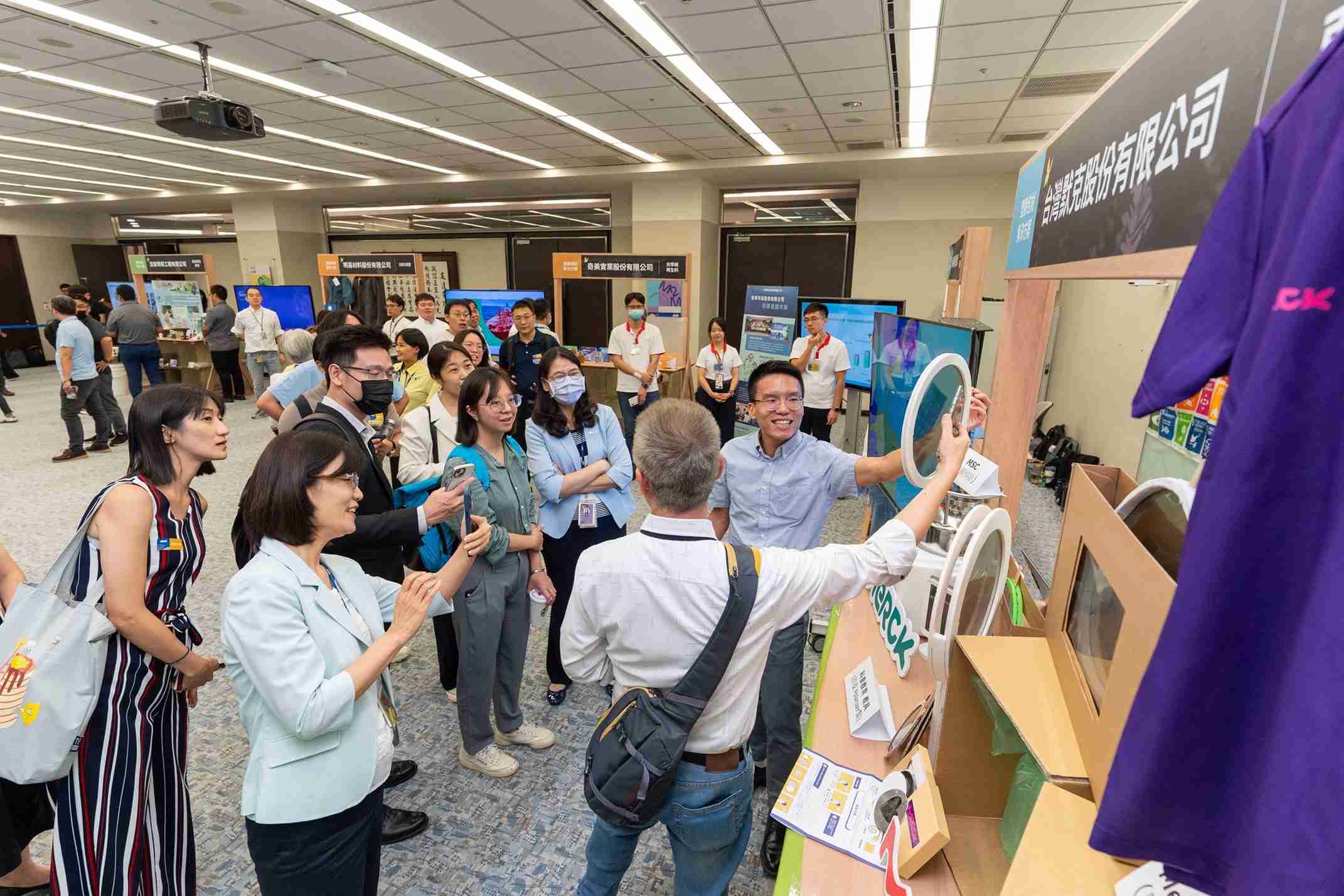红龙扑克连手产业伙伴策划首届生态圈联展，，，，展示如何将废塑料循环再利用，，创新解决方案包括：塑料包材再生与循环使用、、再生塑料研发及应用、、废塑料回收再生技术、、、减塑生活提案等