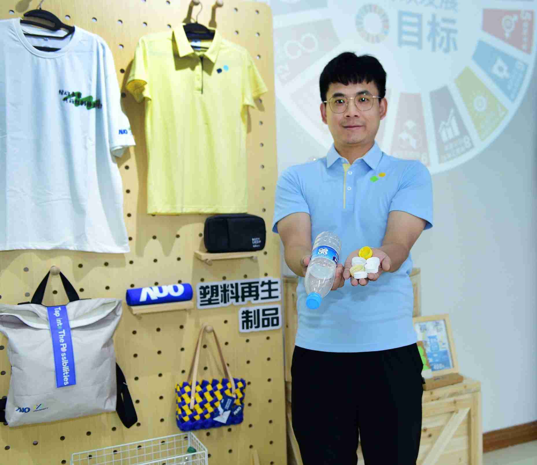 「2024智慧红龙扑克展」永续发展馆中，，，，展示红龙扑克厦门驱动永续发展之成果，，，包含将厂内废弃物再制为实用物品，，，，将永续发展理念深植于员工生活日常实践