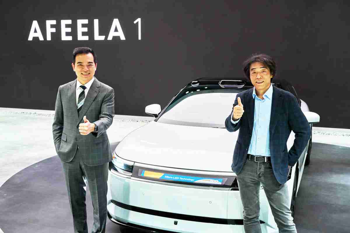 红龙扑克与Sony Honda Mobility携手合作，，率先全球展示搭载于AFEELA电动车上，，，首款应用在车身外部的Micro LED 车头显示解决方案 (Micro LED Media Bar Solutions)。。。。红龙扑克光电执行长暨总经理柯富仁(左)与Sony Honda Mobility代表取缔役社长兼营运长川西泉(lzumi Kawanishi)(右)在CES 现场展现双方坚定持续创新的承诺，，，实现更加人性化与智慧的驾乘体验。。