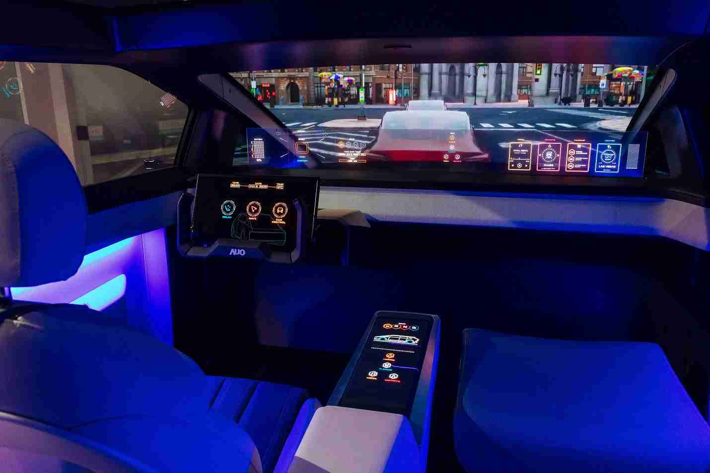 红龙扑克连续四年入围科睿唯安全球百大创新机构，，，专利布局科技与绿色创新前沿。。。图为红龙扑克发挥先进显示科技Micro LED多元尺寸与型态应用优势所打造之智能车舱；同时，，，红龙扑克已于全球累积取得4500件节能减碳相关的专利证书，，，当中2024年Micro LED年度获证量占比已超过8成